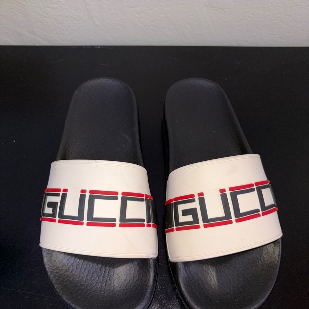 Gucci Black and White Logo Slides